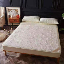 Load image into Gallery viewer, Super Waterproof Quilted Mattress Cover Air-Permeable Bed Protector Pad Cover Queen Mattress Topper Not Including Pillowcase